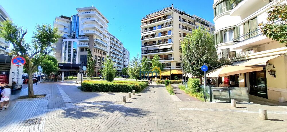 Μαγαζί γωνιακό στη διαγώνιο