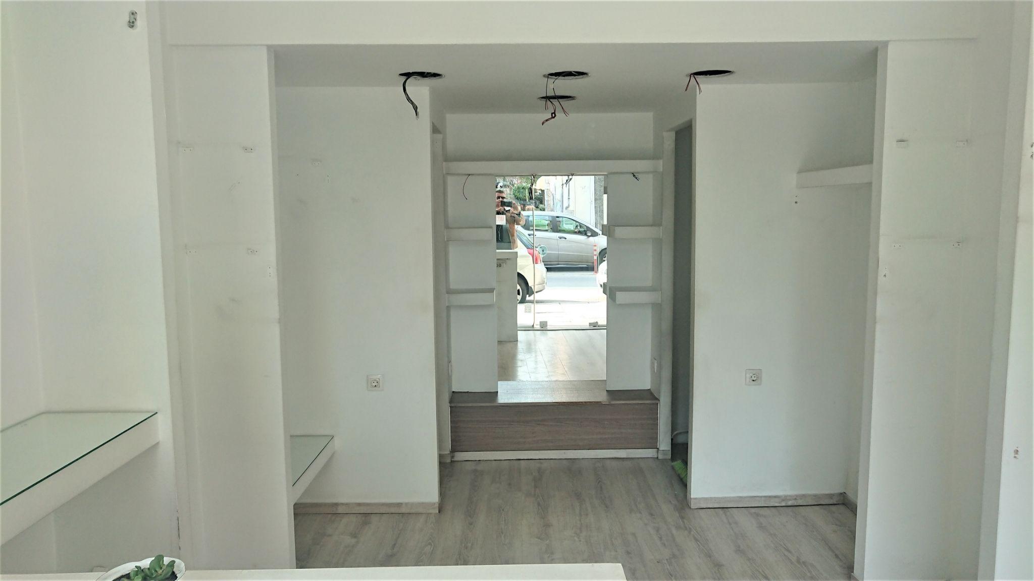 (To Rent) Commercial Store || Analipsi - Mpotsari - Nea Paralia / Mpotsari - 17sq 360€